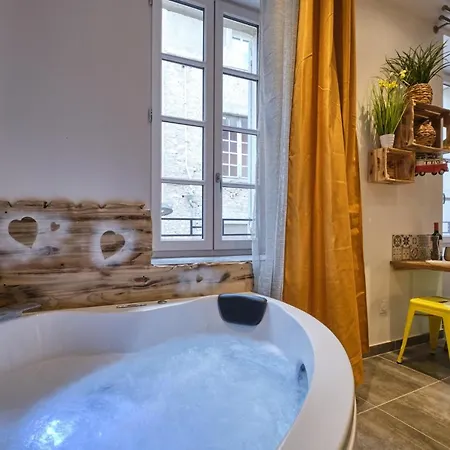 Place Carnot - équipé Avec Jacuzzi Proche Toutes Commodités * Carcassonne