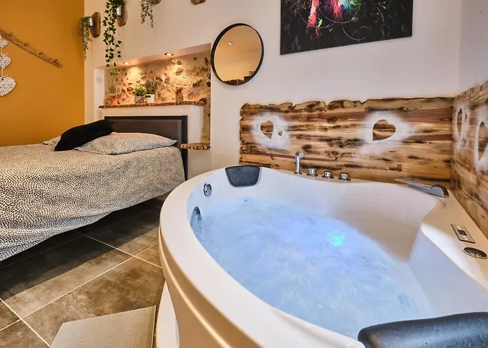 Daire Place Carnot - Equipe Avec Jacuzzi Proche Toutes Commodites Carcassonne